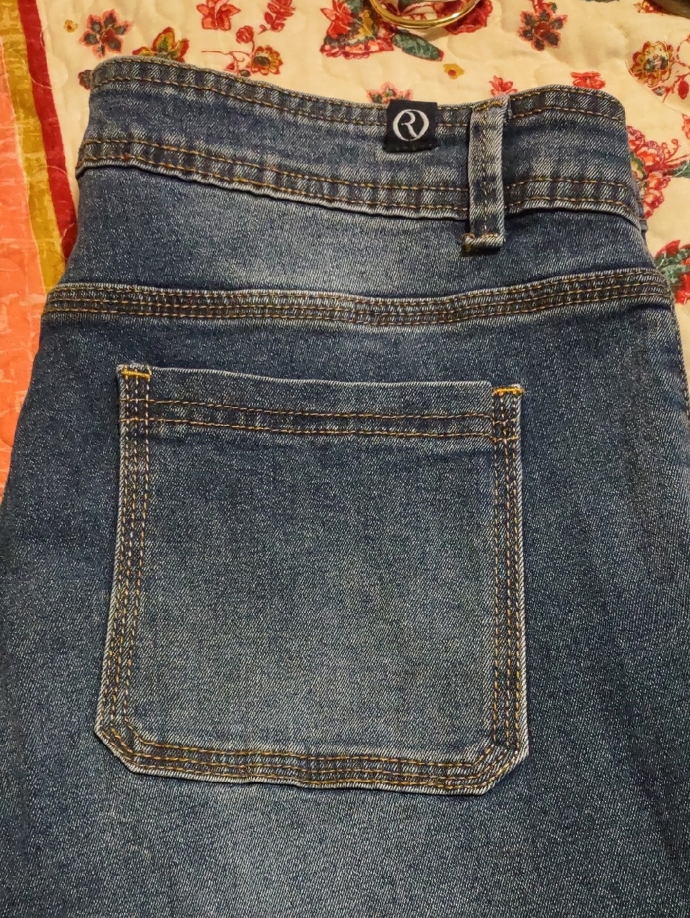 Retro High-Rise Dark Blue Women's Jeans with Back Pocket